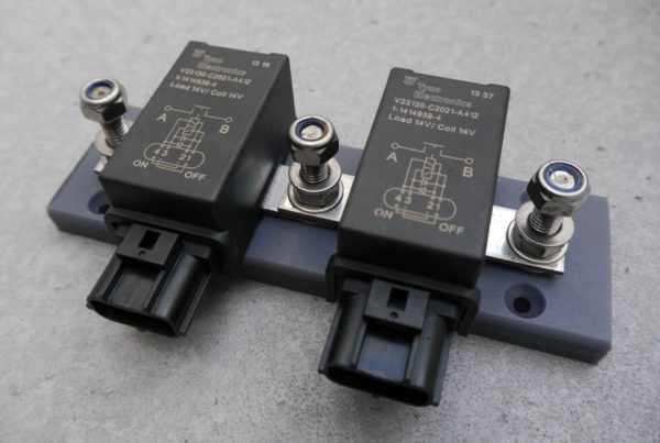 Lithium battery disconnector relays